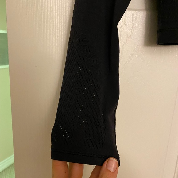 Intricate lululemon running top - Picture 2 of 4